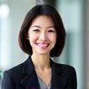 スーツ姿で微笑む田中優子様